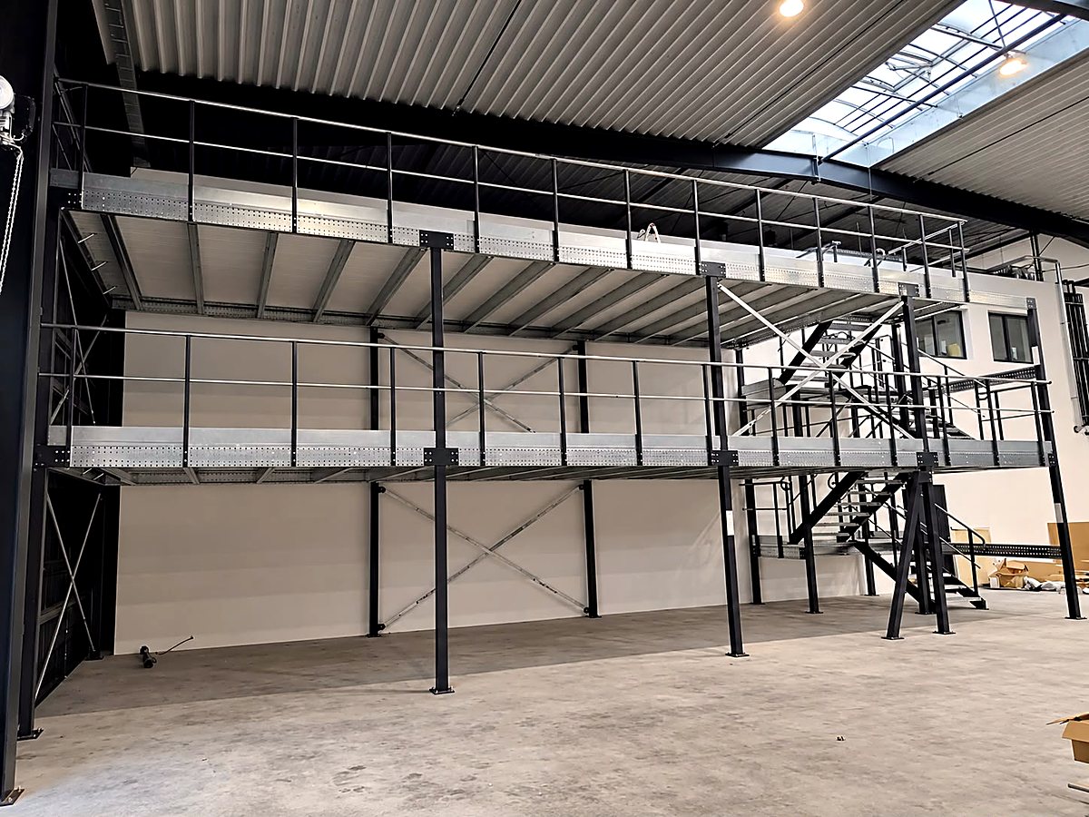 Front view of the finished mezzanine with staircase — Yido Wheels GmbH, Wedemark